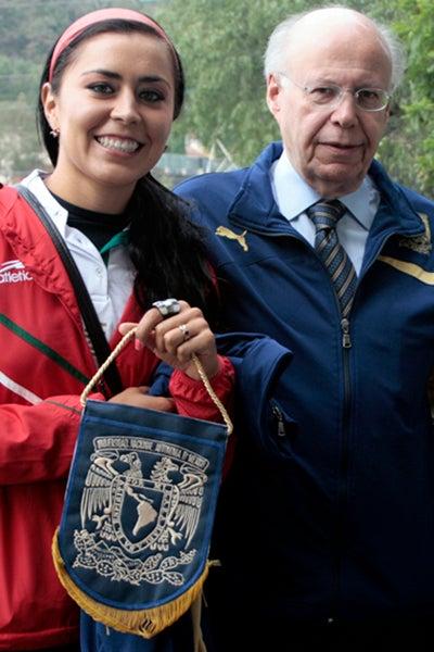 Aída con el Rector de la UNAM, José Narro Robles | CORTESÍA