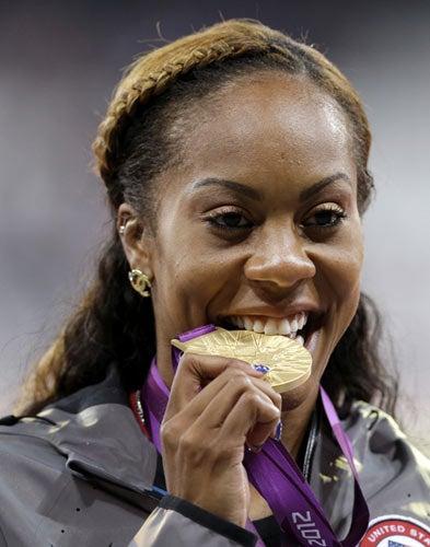 Sanya Richards-Ross muerde su metal dorado | AP