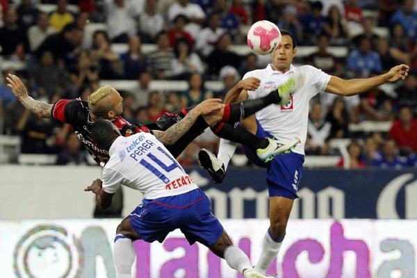 Vouso intentando hacer un remate de chilena | MEXSPORT