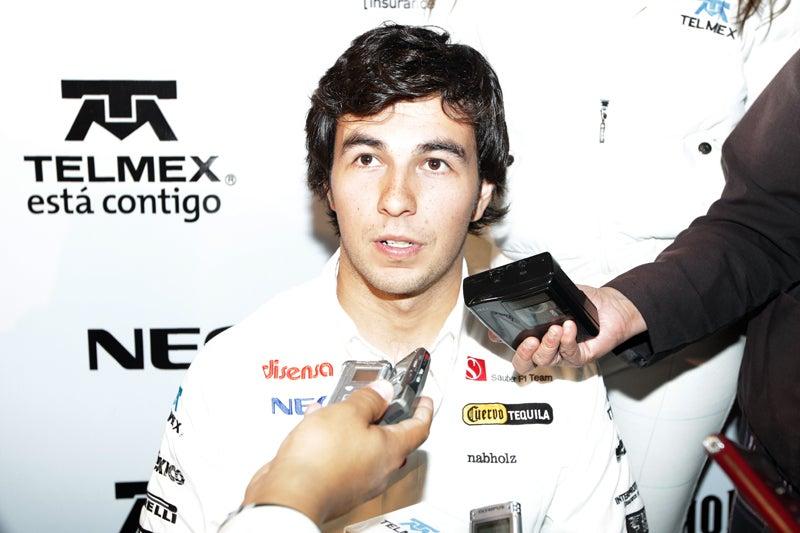 El Checo se dio tiempo para atender a la prensa. FOTO: ÓSCAR RAMÍREZ