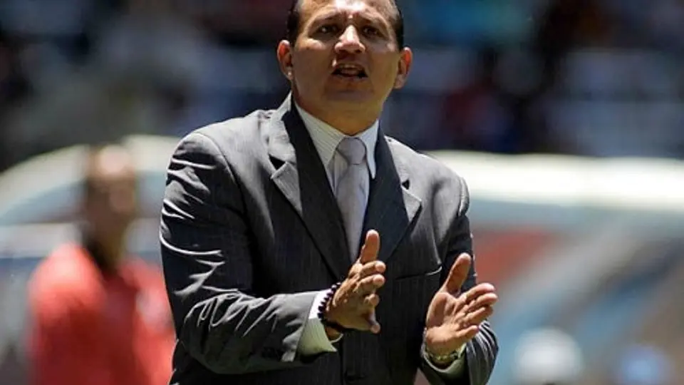 Héctor Medrano renuncia como DT de los Leones Negros