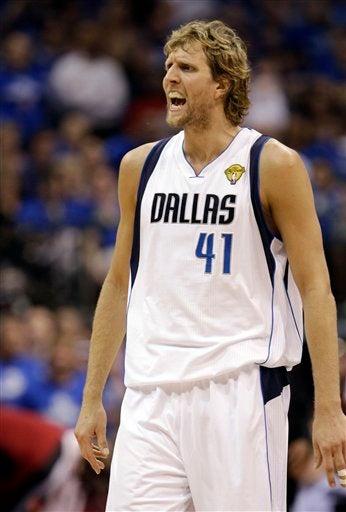 Dirk Nowitzki reacciona tras la primera mitad de la Final. FOTO: AP