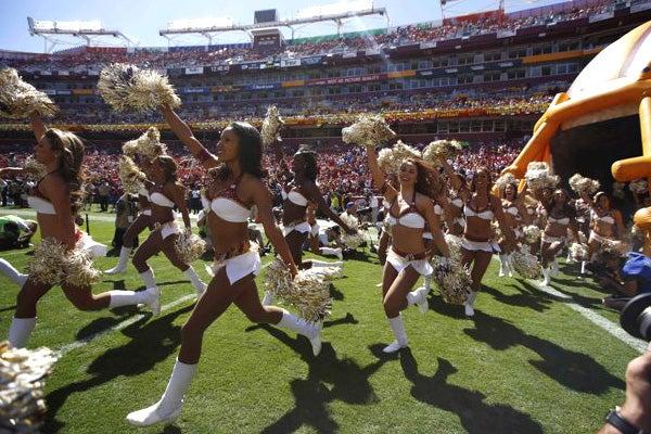Las esculturales animadoras de los Washington Redskins además de entretener, enamoran | ESPECIAL