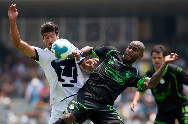 Pumas y Santos en un duelo apretado en el Olímpico Universitario. FOTO: MEXSPORT