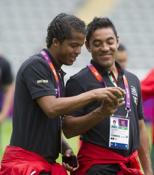 Dos Santos y Fabián toman fotos del St. James Park | CÉSAR VICUÑA