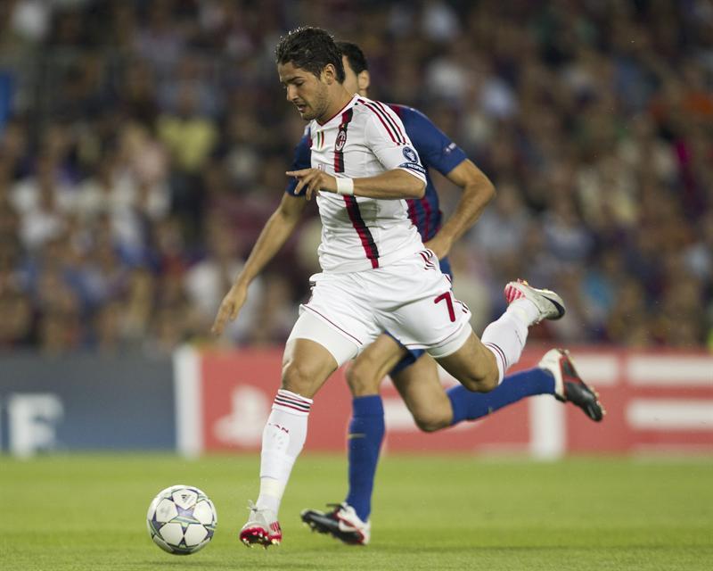 Alexandre Pato pelea el esférico con Sergio Busquets. FOTO: EFE