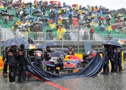 La carrera fue interrumpida cerca de dos horas por la intensa lluvia. (FOTO: AP)