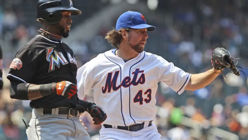Mets se impone a Miami en 15ava victoria de Dickey