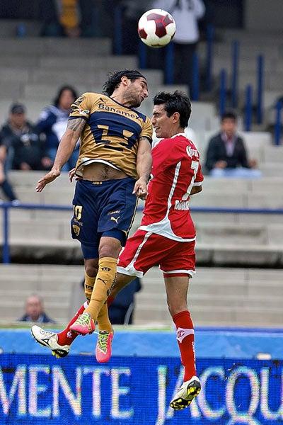 Martín Bravo en disputa por el esférico | MEXSPORT