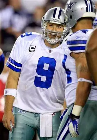 Romo lleva a los Vaqueros al triunfo 31-15 sobre Tampa Bay