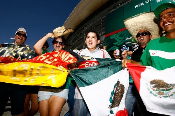 Alemanes y mexicanos disfrutan del ambiente a los alrededores del Estadio Torreón