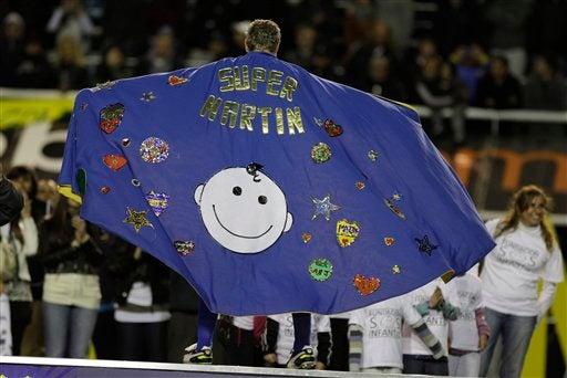 Entre fuegos artificiales Palermo dio una vuelta al estadio y recibió como regalo una portería. FOTO: AP