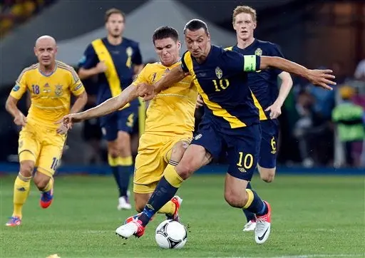 Zlatan Ibrahimovic pelea el esférico Yevhen Selin l AP