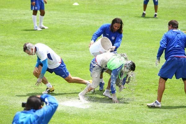 Al finalizar la práctica del día, los jugadores se divirtieron 'bañando' al festejado. FOTO: ESTEBAN LÓPEZ