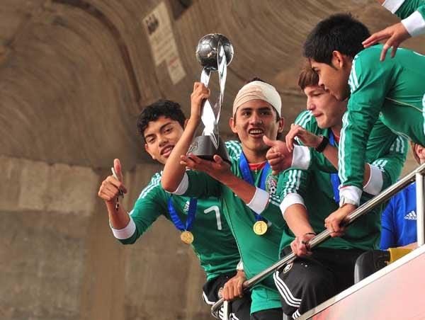 Los seleccionados disfrutaron del recorrido para saludar a la afición y mostrar sus trofeos. FOTO: MIGUEL PONTÓN
