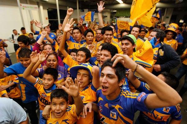 Entonaron cánticos en apoyo a los de la UANL. FOTO: ISRAEL MARTÍNEZ