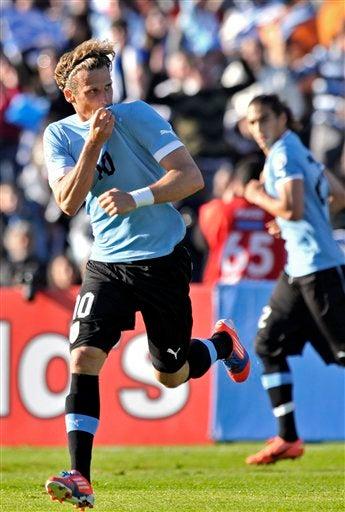 Diego Forlan adelantó a los celestes en el marcador l AP