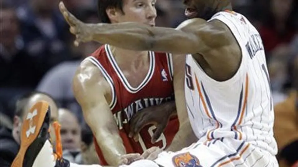 Bobcats inician la temporada venciendo 96-95 a Bucks