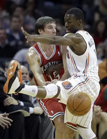 Bobcats inician la temporada venciendo 96-95 a Bucks