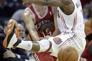 Bobcats inician la temporada venciendo 96-95 a Bucks