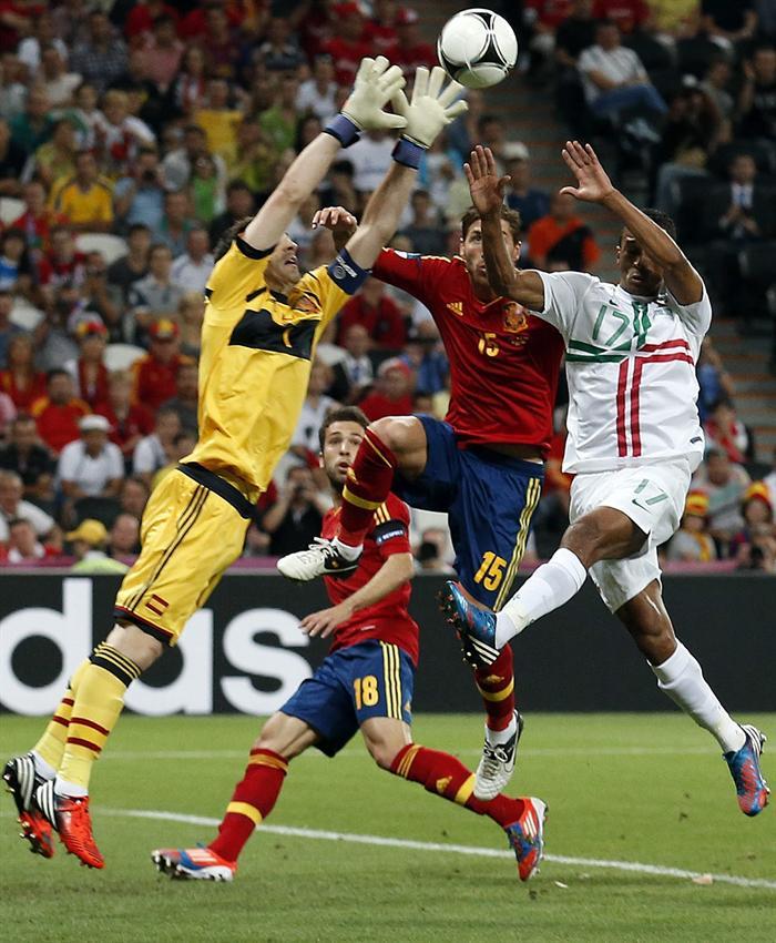 Iker Casillas saliendo por el balón l EFE