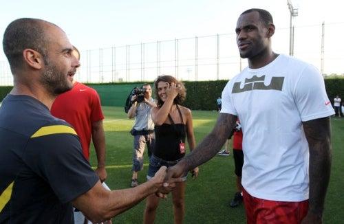 LeBron James visitó al Barcelona y aprovechó para tomarse fotos con Messi y compañía (FOTO: CORTESÍA FUTBOL CLUB BARCELONA)