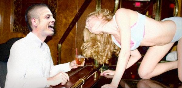 El mexicano se aprovecha de su parecido con Javier para conseguir chicas. FOTO: THE SON