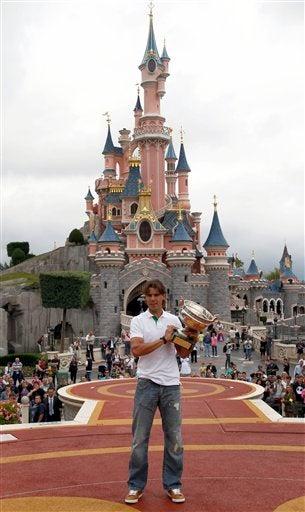 El número uno del mundo posó frente al castillo de Disneyland Paris. FOTO: AP