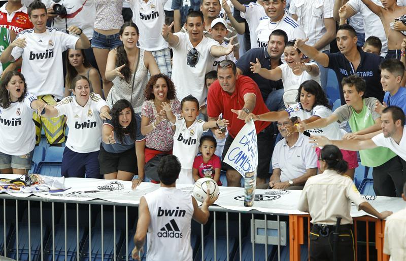 Los jugadores convivieron con la gente. FOTO: EFE