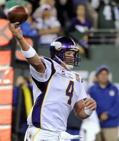 Dirigente de NFL se entrevistará con Favre por mensajes inapropiados a reportera