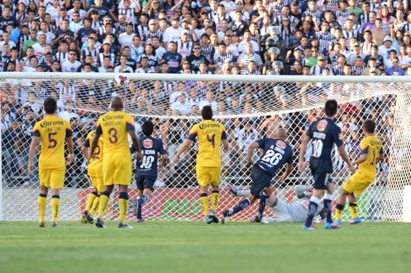 Suazo mando el esférico al poste | MEXSPORT