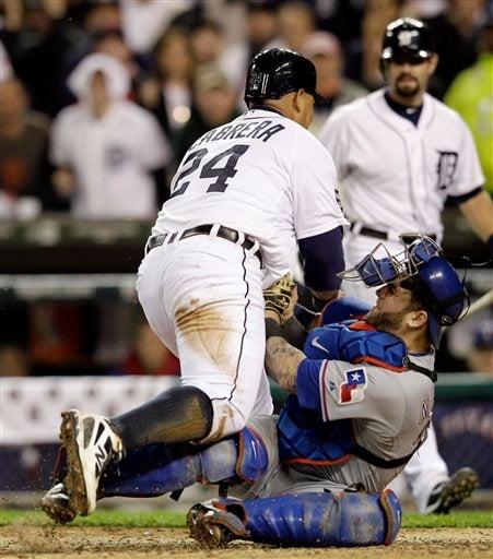 Las dos novenas salieron con todo. FOTO: AP