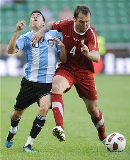 Nicolas Gaitan y Jakub Wawrzyniak. FOTO: AP