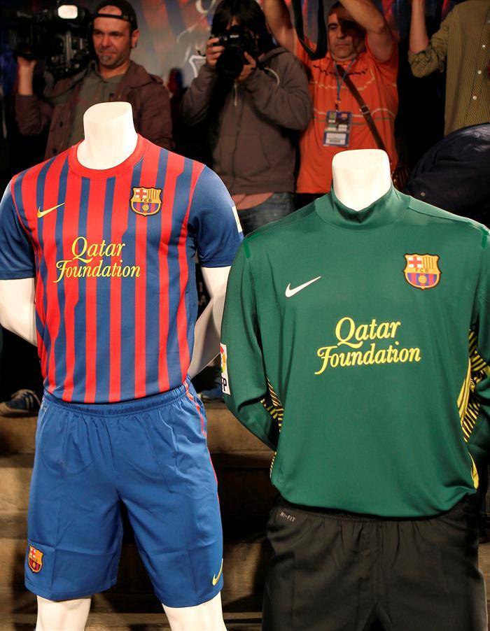 Las líneas del uniforme azul y grana son más delgadas y varían en su forma. FOTO: EFE