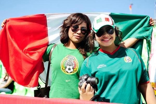 Las mexicanas apoyan con banderas y playeras al conjunto juvenil. FOTO: ISRAEL MARTÍNEZ
