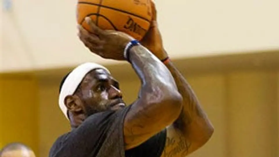 Jackson cree que LeBron puede superar a Jordan
