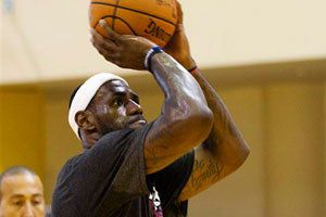Jackson cree que LeBron puede superar a Jordan