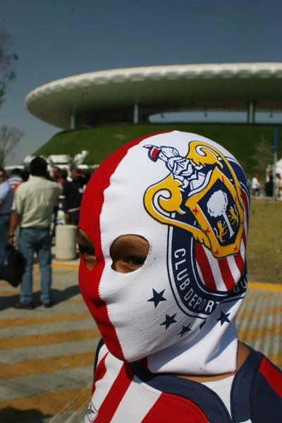 Las máscaras lucieron originalidad en los jóvenes aficionados (FOTO: JORGE BARAJAS)