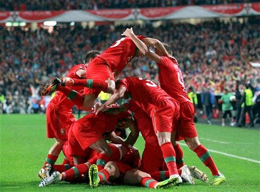 Los portugueses celebran tras el tanto de Cristiano Ronaldo. FOTO: AP