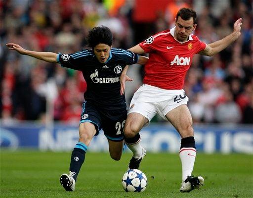 Darron Gibson busca el esférico, Atsuto Uchida lo sigue de cerca (FOTO: AP)