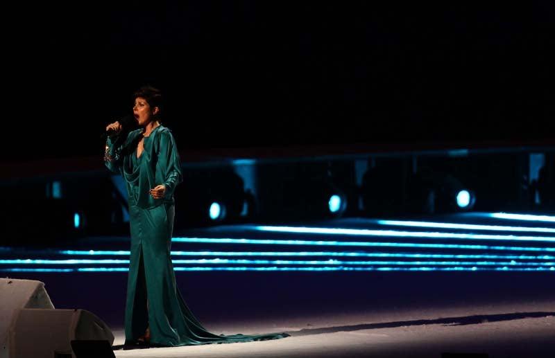 Ely Guerra entona el Himno Nacional Mexicano. FOTO: BERNARDO MALDONADO