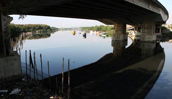 En los canales hay basura y aguas residuales provenientes de las favelas cercanas y de los barrios del norte de la ciudad | BBC