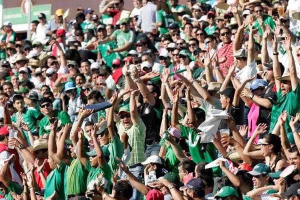El público no dejó de apoyar a los verdes. FOTO: FOTO: AZAEL RODRÍGUEZ