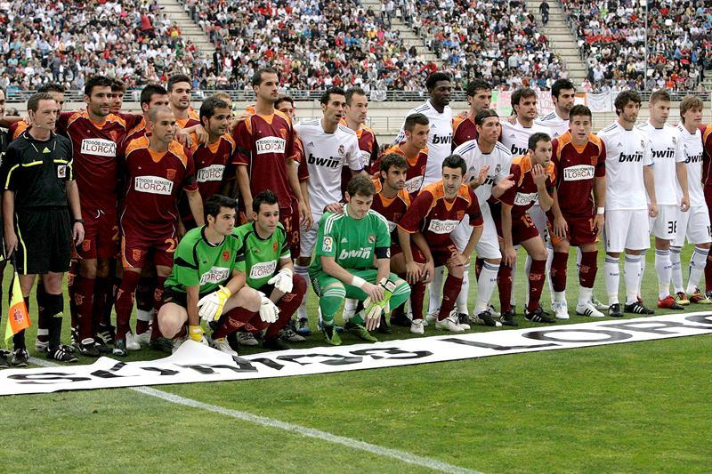 Todos los jugadores se abrazaron previo al encuentro, en señal de hermandad. FOTO: EFE