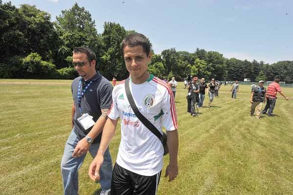 Chicarito siempre amable con prensa y afición. FOTO: ULISES BRAVO