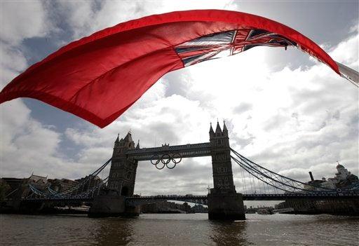 A 30 días del inicio de los anillos olímpicos fueron colgados en Tower Bridge l AP