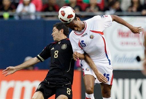 Israel Castro y Junior Diaz disputan el esférico. FOTO: AP