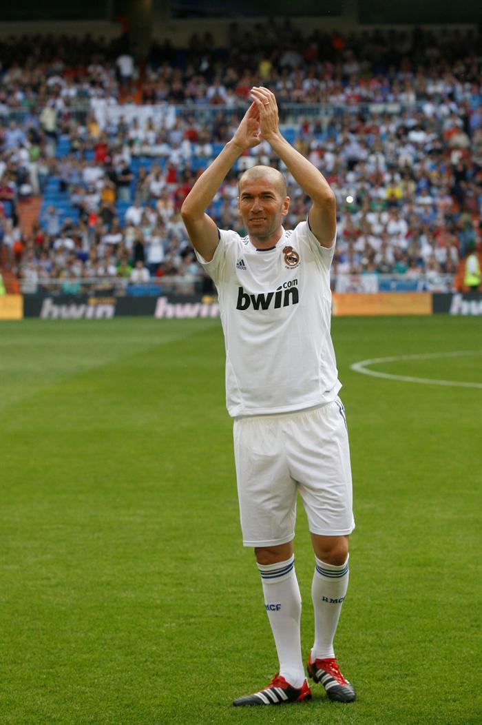 Zidane agradece a la afición presente en el Bernabéu. FOTO: EFE