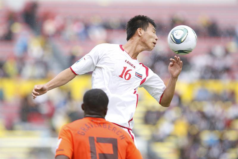 Pak Myong Song gana en el juego aéreo. FOTO: EFE