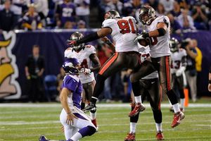 Bucaneros sorprenden y derrotan a los Vikingos